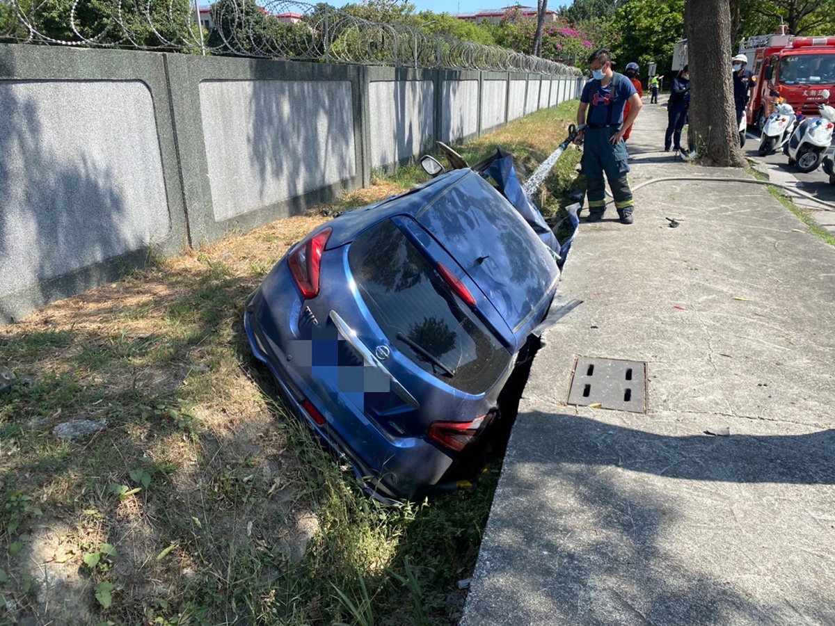 高市0503開車男衝入水溝車頭起火鳳警破門救出送醫3