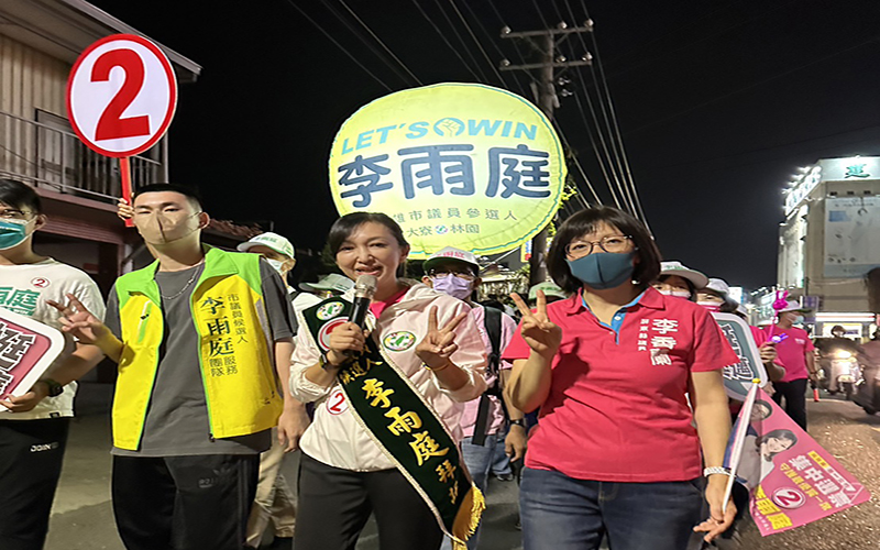 高市1125陳其邁公子陪同李雨庭徒步拜票 3