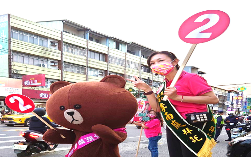 高雄1103「熊大」陪同街頭拜票 李雨庭很吸晴2